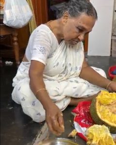 ঠাম্মি কাঠাল তুলে দিচ্ছে আর আমি পাশে বসে কাঠাল খাচ্ছি