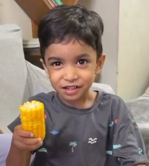 সাত্ত্বিক আর গোল্লার মাসি মনি ভিডিও দেখে ওদের পছন্দের খাবার কিনে নিয়ে এসেছে