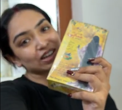দেশে হোক বিদেশে হোক চুলের যত্নে জাফরানের কম্বই একমাত্র ভরসা🤗